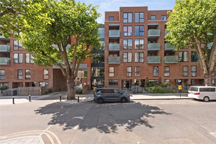 3 Bedroom Apartment To Rent In Dovetail Place, Lawrence Road, London, N15
