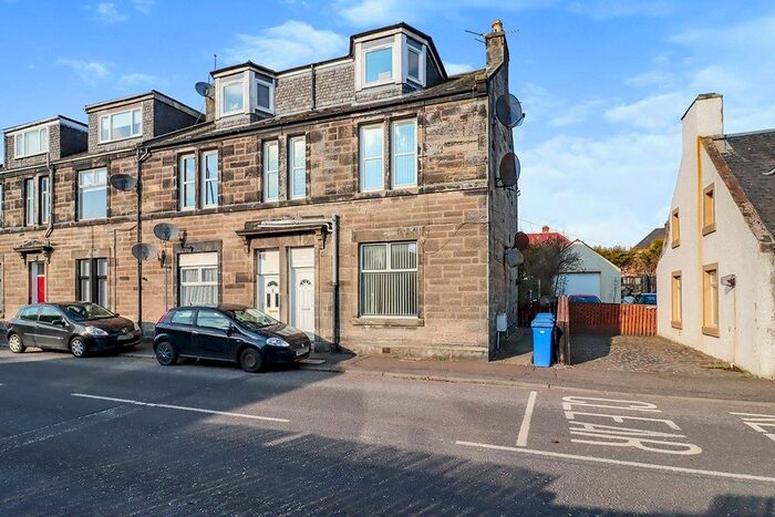 2 Bedroom Flat To Rent In Rumblingwell, Dunfermline, Fife, KY12