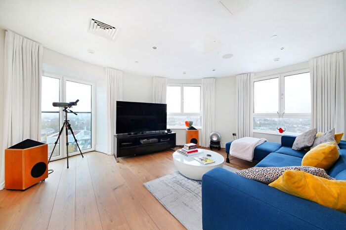 2 Bedroom Flat To Rent In St. Luke's Avenue, Clapham North, SW4
