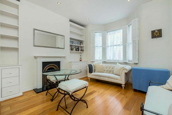 2 Bedroom Flat To Rent In Chesson Road, Fulham, London, W14