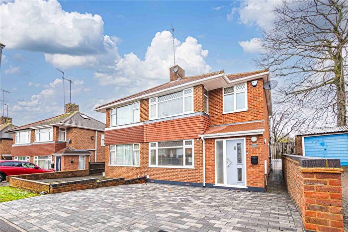 3 Bedroom Semi Detached House For Sale In Langley Avenue, Nash Mills, Hemel Hempstead, Hertfordshire, HP3