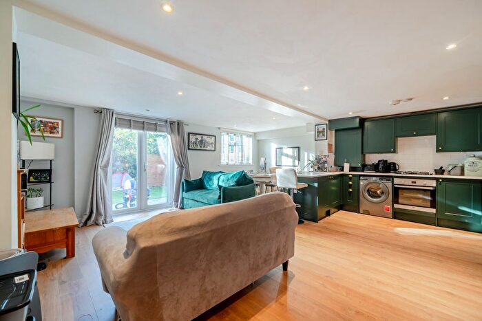 2 Bedroom Flat For Sale In Valleyfield Road, Streatham, London, SW16