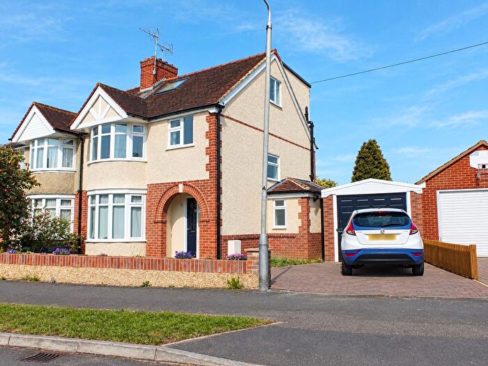 6 Bedroom Semi-Detached House For Sale In Milton Road, Earley, Reading, RG6