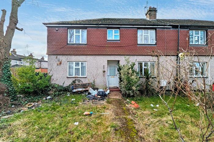 2 Bedroom Ground Maisonette For Sale In Flat Magpie Hall Close, Bromley, BR2