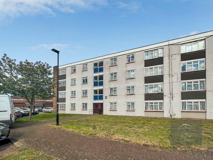 3 Bedroom Flat To Rent In Convent Way, Southall, UB2