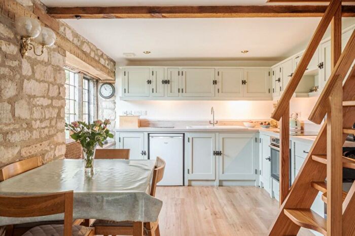 2 Bedroom Cottage For Sale In London Road, Stroud, GL5