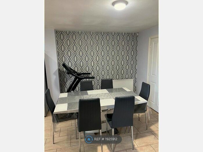 4 Bedroom Semi-Detached House To Rent In Birstall Meadow Road, Leicester, LE4