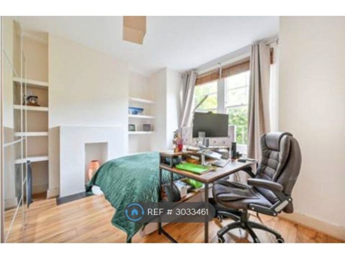 2 Bedroom Flat To Rent In Aylmer Road, London, W12