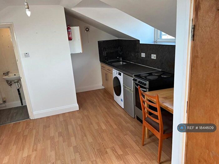 Studio To Rent In Thornlaw Road, London, SE27