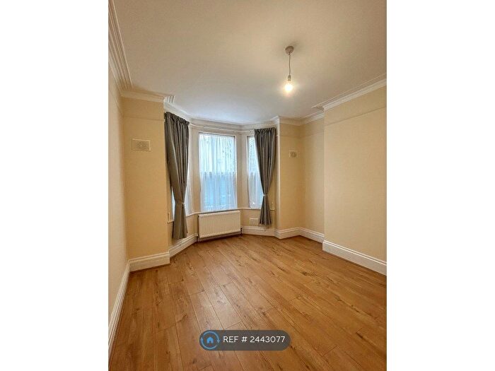 2 Bedroom Flat To Rent In Temple Road, London, NW2