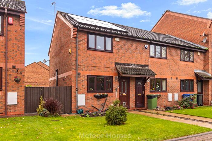 2 Bedroom End Of Terrace House For Sale In Limber Court, Grimsby, DN34