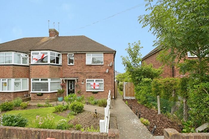 2 Bedroom Flat For Sale In Brockley Crescent, Romford, Essex, RM5