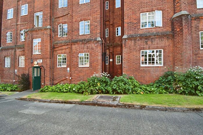 3 Bedroom Flat For Sale In Stoneygate Court, Leicester, LE2