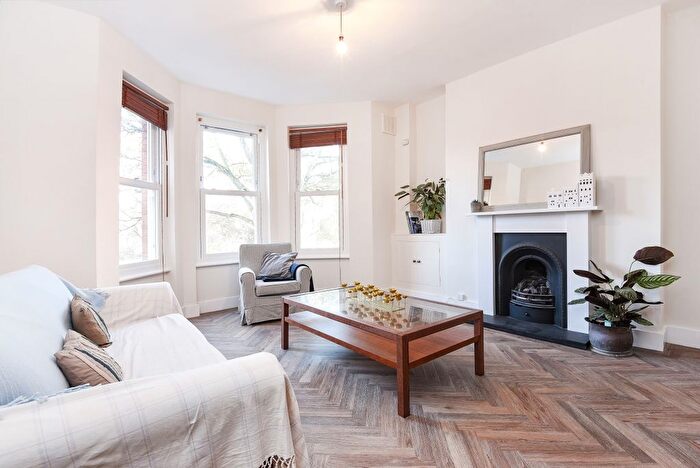 2 Bedroom Flat To Rent In Elms Crescent, Clapham, London, SW4