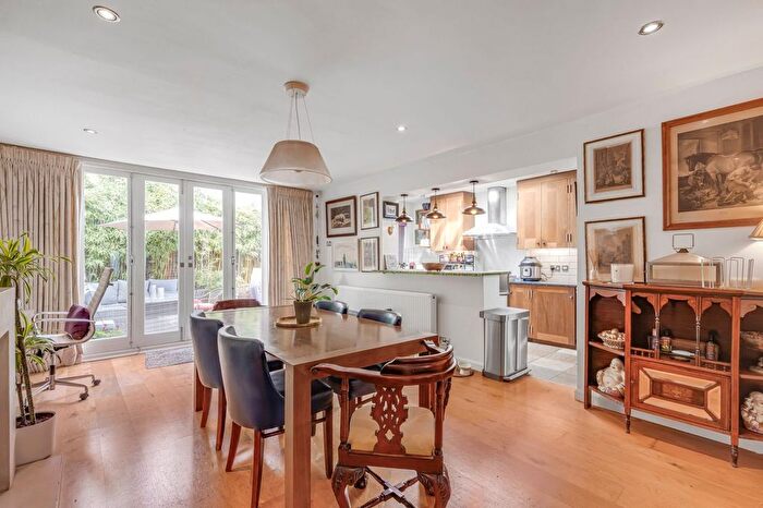 4 Bedroom Semi-Detached House For Sale In Cromwell Avenue, London, N6