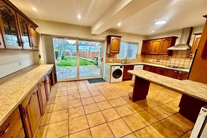 4 Bedroom Property To Rent In Brinkworth Road, Ilford, IG5