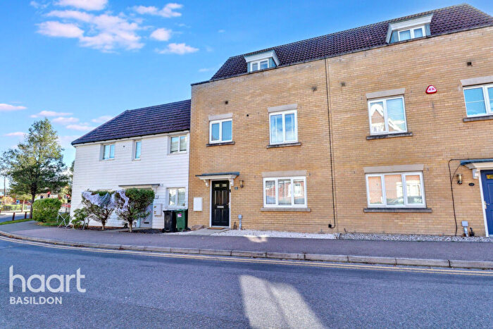 4 Bedroom Town House For Sale In School Avenue, Dunton Fields - Garage To Rear!, SS15