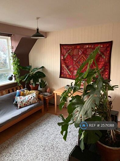 1 Bedroom Flat To Rent In Oakworth Court, London, N8