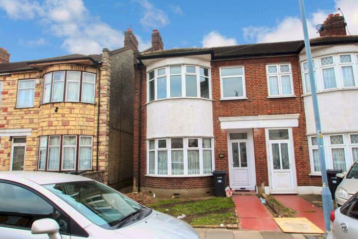 3 Bedroom House To Rent In Kingston Road Ilford, IG1