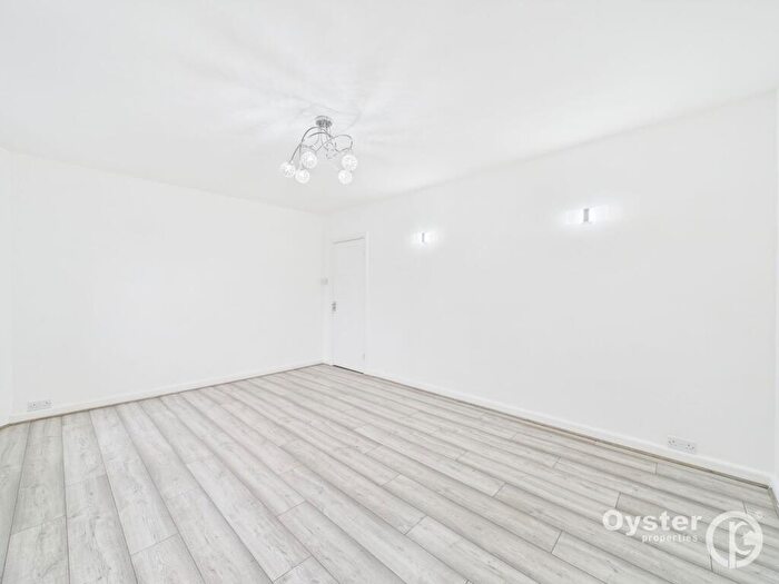 3 Bedroom Flat To Rent In High Road, London, N12