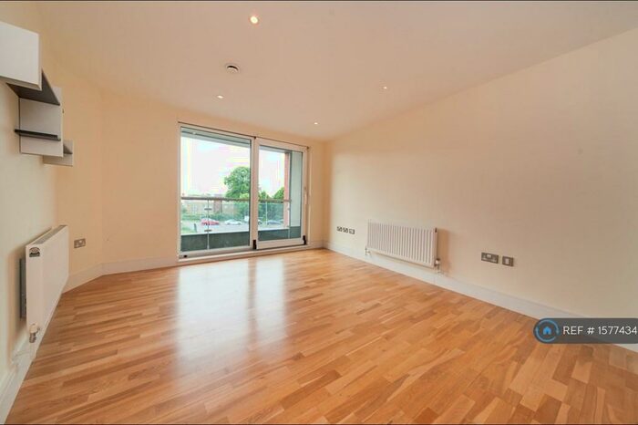3 Bedroom Flat To Rent In High Road, Ilford, IG1