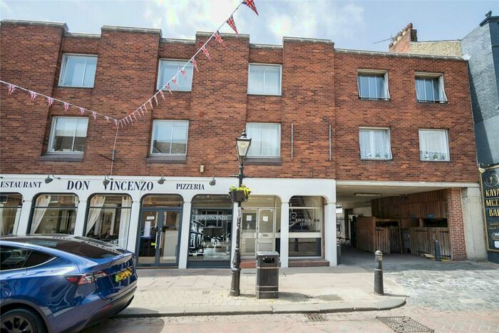 2 Bedroom Flat To Rent In High Street, Rochester, Kent, ME1
