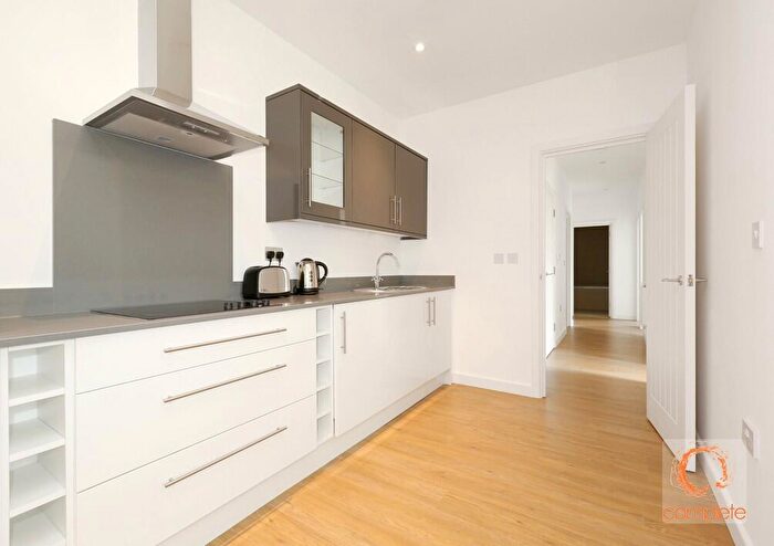 3 Bedroom Flat To Rent In Nova House, Buckingham Gardens, Slough, SL1
