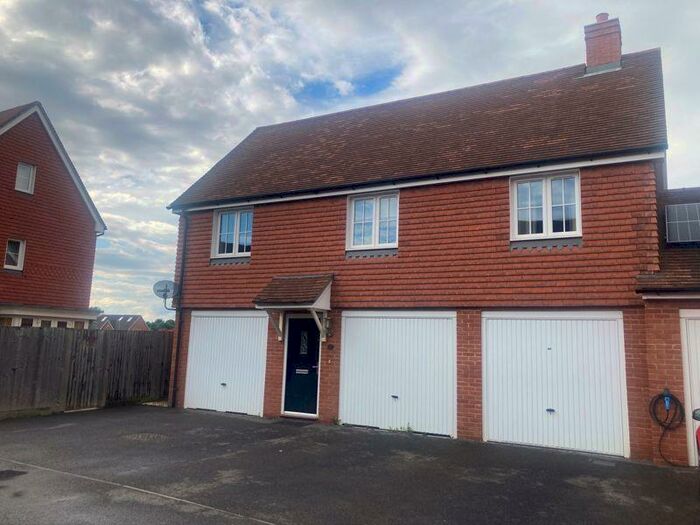 2 Bedroom Coach House To Rent In Brookfield Drive, Horley, RH6