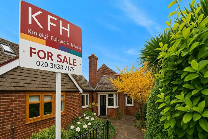 3 Bedroom Semi-Detached House For Sale In Hassocks Close, Sydenham, London, SE26