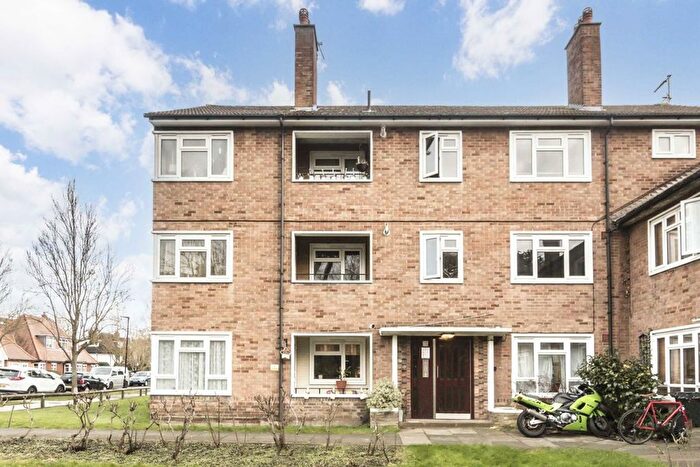 2 Bedroom Flat To Rent In Chesterfield Road, London, W4