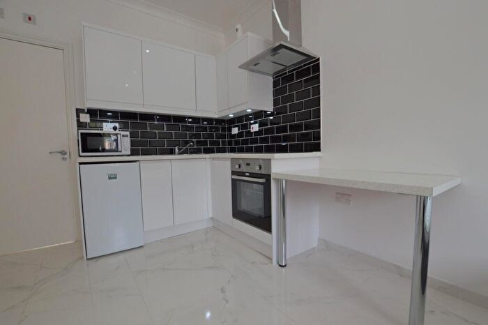 Flat To Rent In Chingford Mount Road, E4