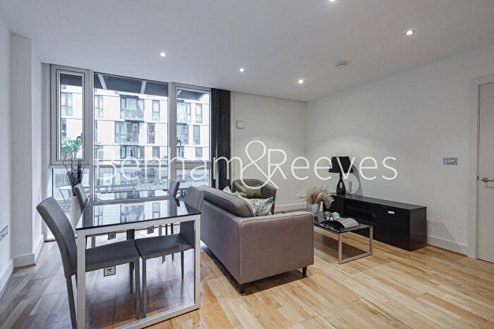 2 Bedroom Apartment To Rent In Times Square, City Quarter, Aldgate East, E1