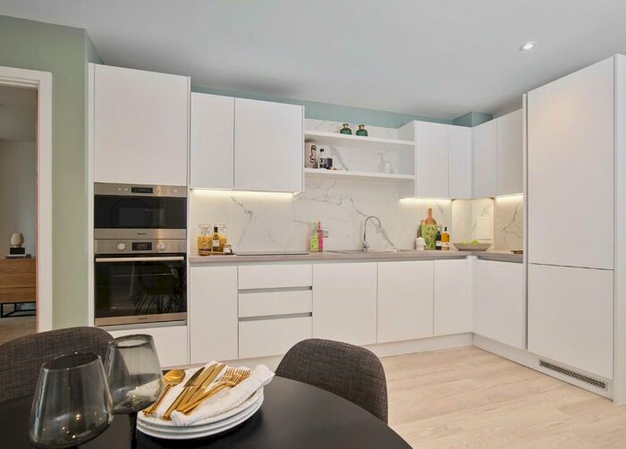 2 Bedroom Apartment To Rent In Holdenhurst Road, Bournemouth, Dorset, BH8