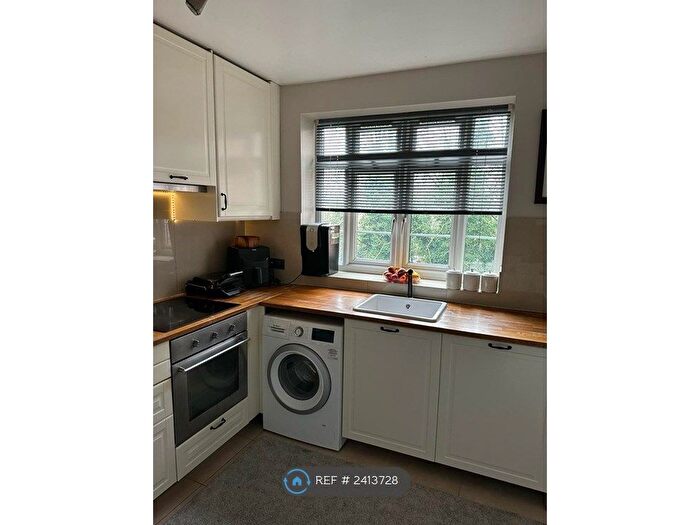 3 Bedroom Flat To Rent In North Circular Road, London, NW11