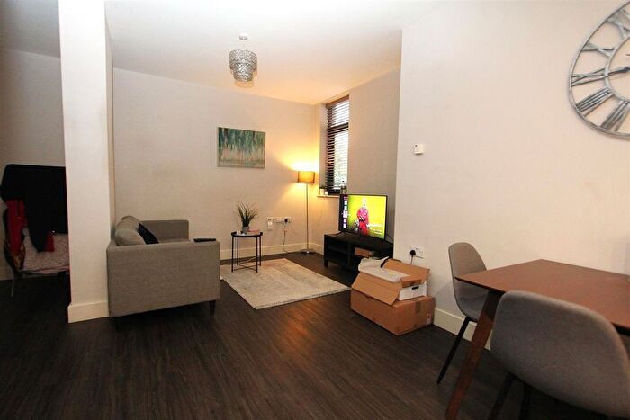 2 Bedroom Flat To Rent In Greenleigh Court Dawsons Square Pudsey, Pudsey, LS28