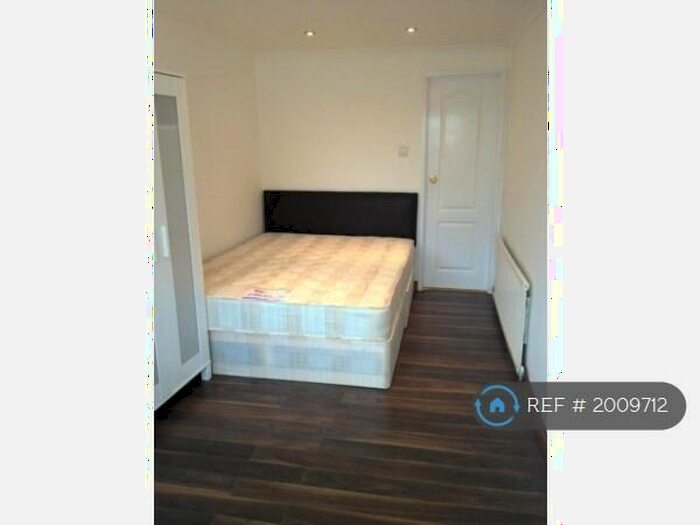 Studio To Rent In Lambs Lane South, Rainham, RM13