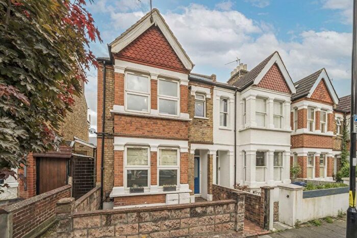 3 Bedroom Flat To Rent In Elthorne Avenue, Hanwell, W7