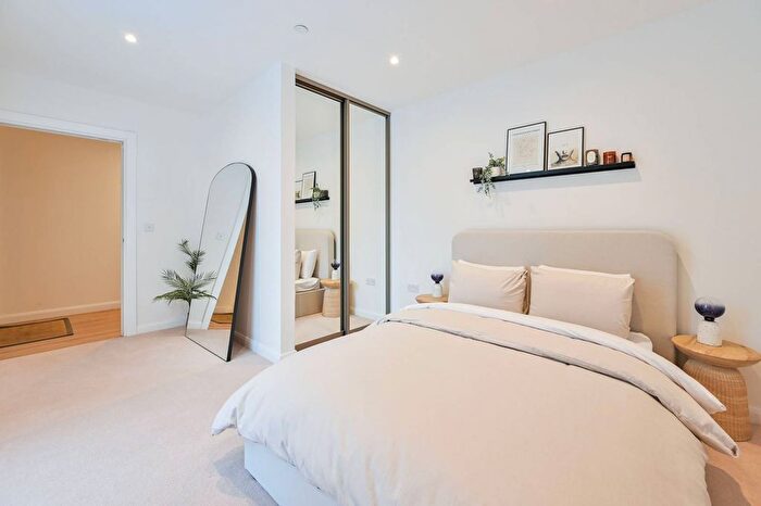 3 Bedroom Flat To Rent In Solomons Passage, Peckham Rye, London, SE15