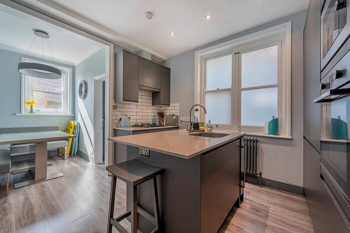 3 Bedroom Flat To Rent In Askew Road, Wendell Park, London, W12