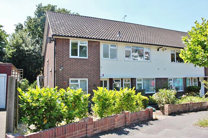 2 Bedroom Flat To Rent In Grange Avenue, Woodford Green, IG8