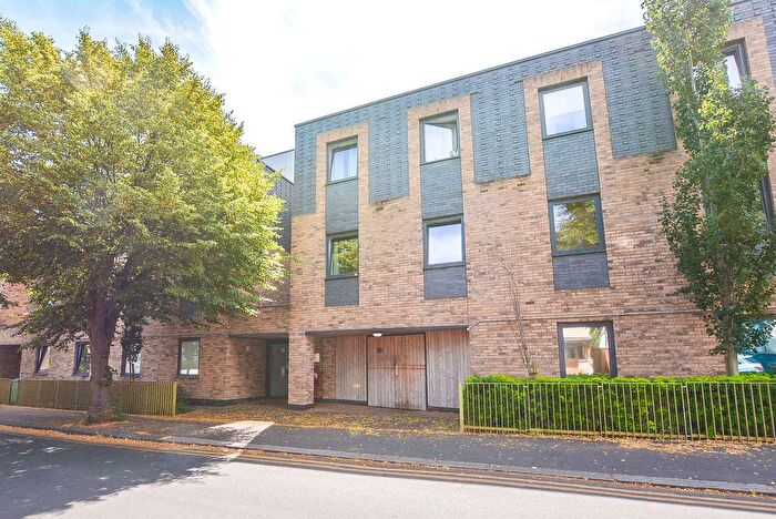 2 Bedroom Flat For Sale In Carnarvon Road, Southend-On-Sea, SS2