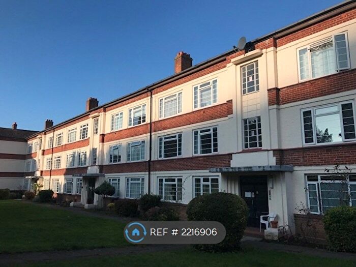 3 Bedroom Flat To Rent In Boston Manor Road, Brentford, TW8