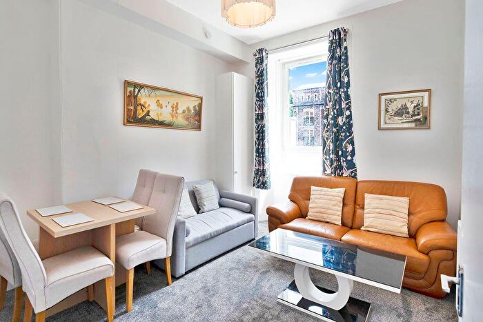 3 Bedroom Flat To Rent In L Grove Street, Edinburgh, EH3