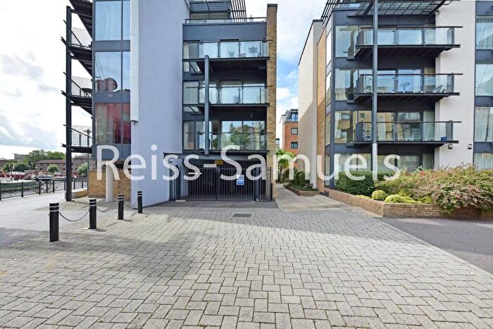 3 Bedroom Apartment To Rent In Boardwalk Place, Canary Wharf, London, E14