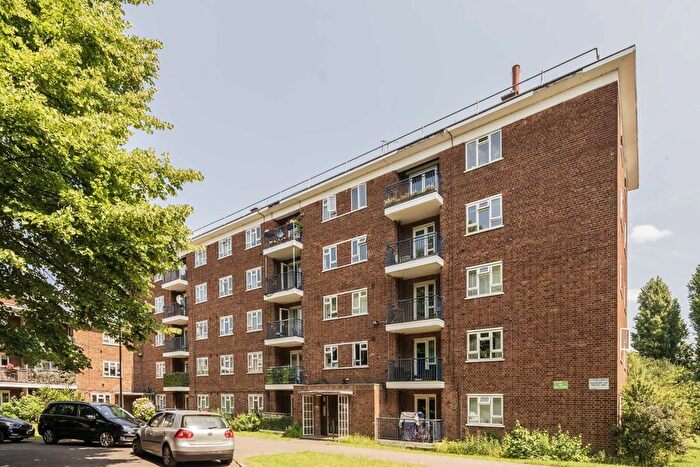 3 Bedroom Flat To Rent In Edensor Gardens, Chiswick, W4