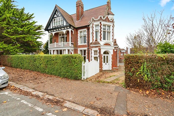 3 Bedroom Apartment To Rent In Cliff Avenue, NR27