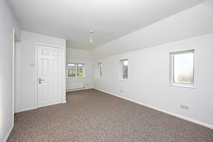 4 Bedroom Semi-Detached House To Rent In Stonery Close, Portslade, BN41