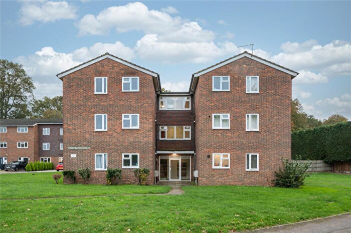 1 Bedroom Flat For Sale In Orchard Way, Addlestone, Surrey, KT15