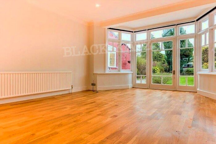 3 Bedroom Flat To Rent In Chase Way, N14