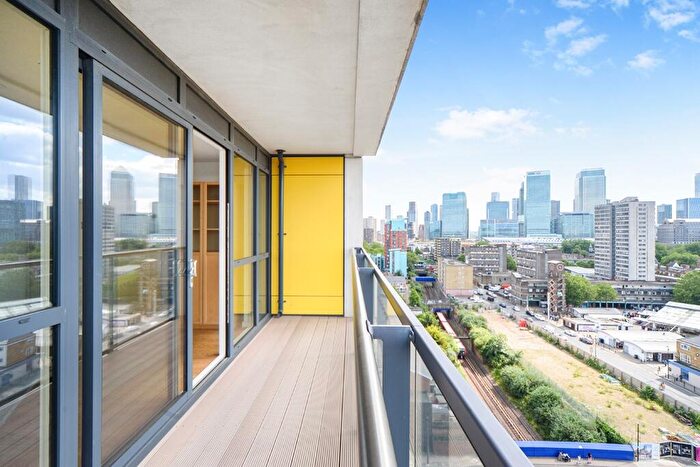 2 Bedroom Apartment To Rent In Panoramic Tower, Hay Currie Street, E14